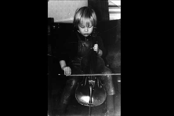 Das Kind Boris mit mit Cello